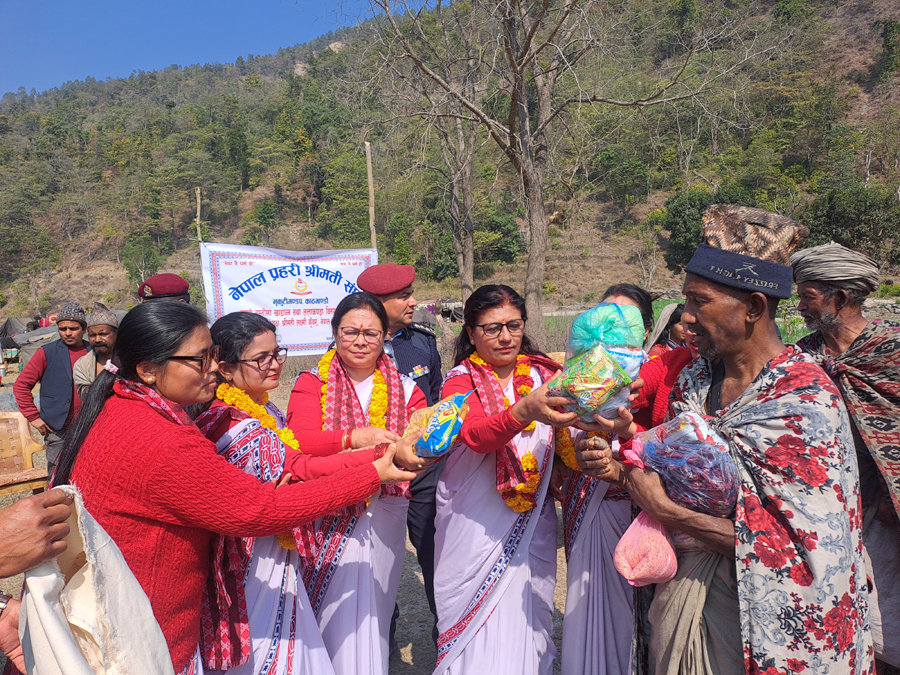 प्रहरी श्रीमती संघद्वारा राउटे समुदायलाई खाद्यन्न सहयोग